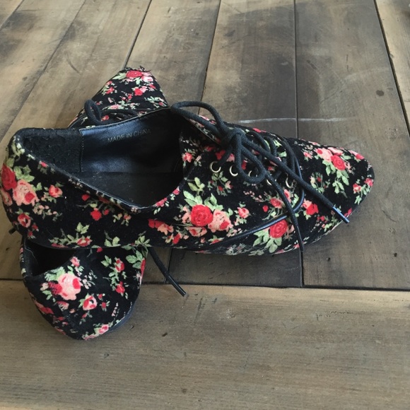 Floral printed shoes