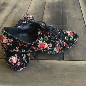 Floral printed shoes