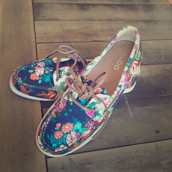 Floral printed shoes