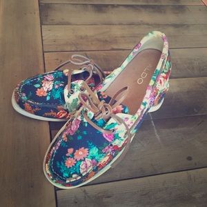 Floral printed shoes