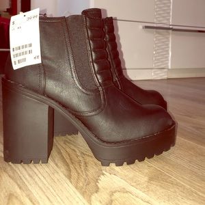 Black Thick heel booties from H&M❤️