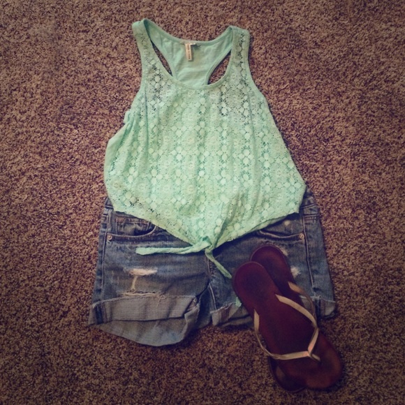 Kirra crop top size medium