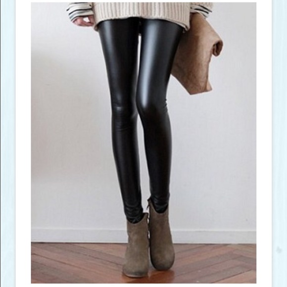 Elastic faux leather leggings