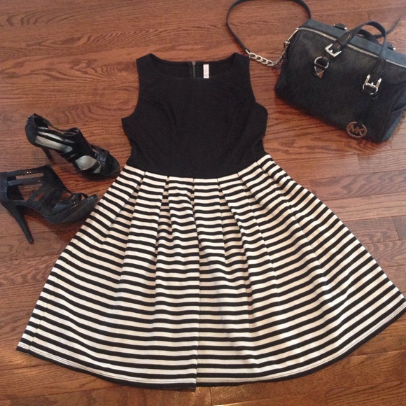 ✨SALE ✨🔲 Black & White Stripped Dress