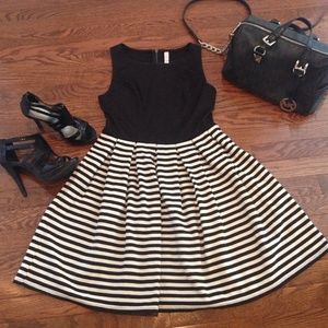 ✨SALE ✨🔲 Black & White Stripped Dress