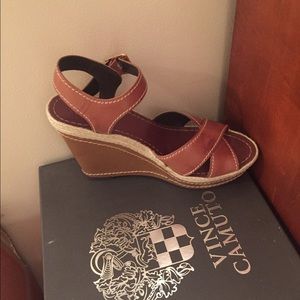 VINCE CAMUTO WOMEN'S EDON WEDGE SANDAL - CAMEL