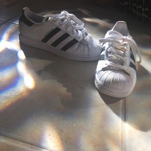 Adidas superstars size 6 in women's 4 in men's