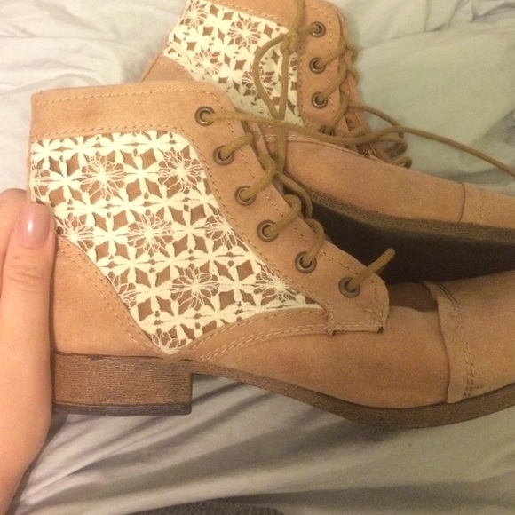 CUTE LACE ANKLE BOOTS - Picture 1 of 1