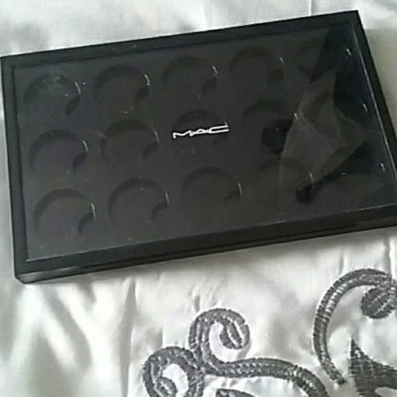 M.A.C. eyeshadow pallette 15 ct