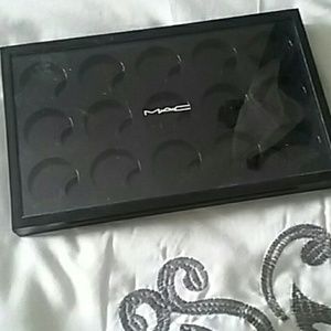 M.A.C. eyeshadow pallette 15 ct