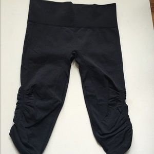 Lululemon sz 8 In The Flow Crop -heathered black