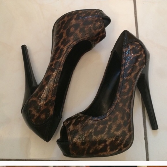 leopard  high heel open toe pumps. Size 8 - Picture 2 of 4