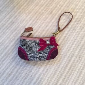 Unique Coach wristlet/clutch!