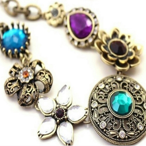 Statement necklace