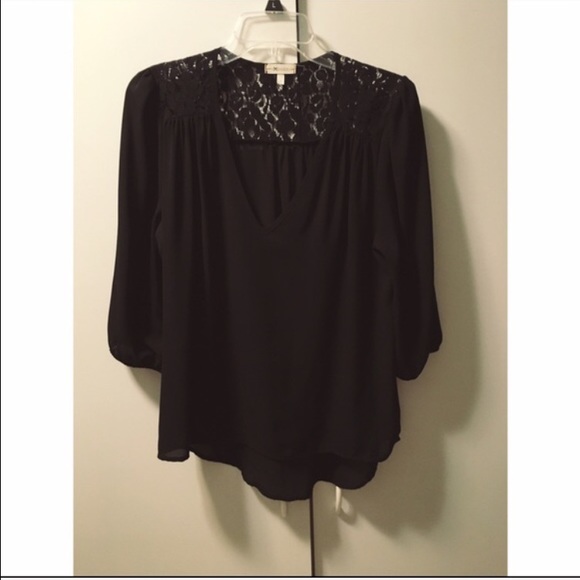Francesca's Collections Tops - Chiffon lace detail top
