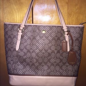 💜💜💜Like new COACH leather perforated tote💜💜💜