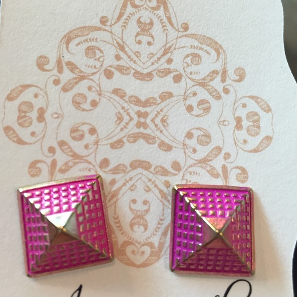 GOLD STUDS WITH PINK DETAIL