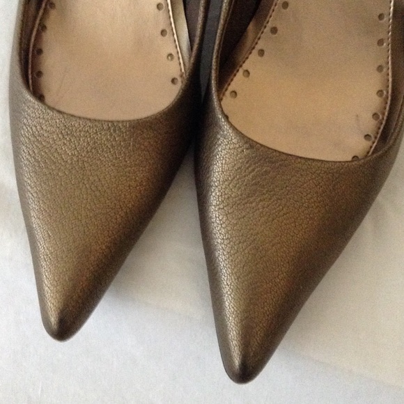 Gold textured Nine & Co. kitten heels