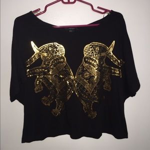 Shortsleeve black top with elephant designs