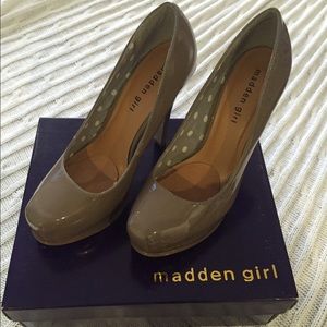 Beautiful Nude Classic and Polished Pump