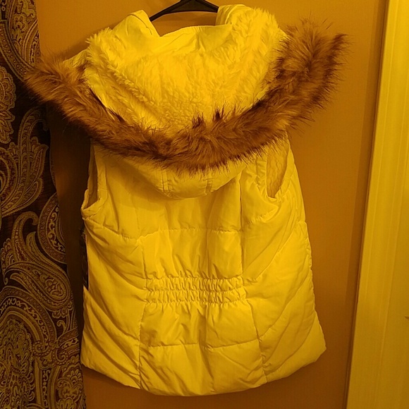 White puffer vest - Picture 2 of 4