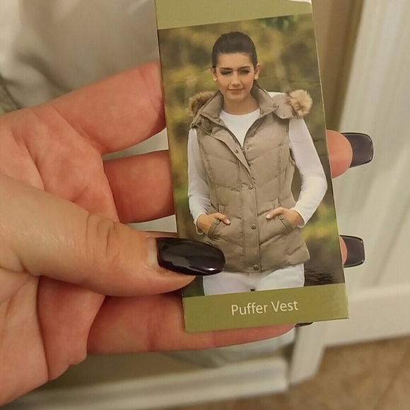 White puffer vest - Picture 3 of 4