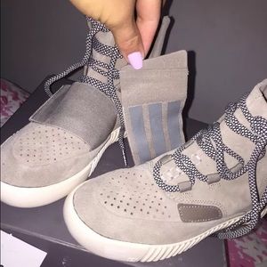YEZZYBOOST 750 WOMEN SZ 7 EUR 38.5 (NEW)