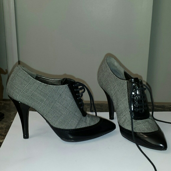 Joan & David Leather Lace Up Wing Tip Heels