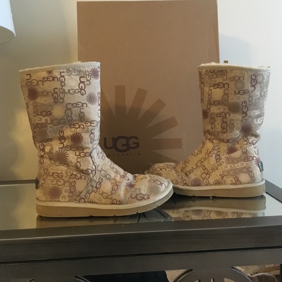 Tan Ugg Logo Boots  Size 6 GUC With Side Zipper