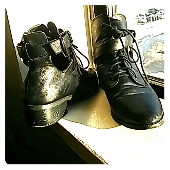 Black pointy-toes ankle cut-out booties