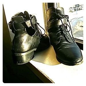 Black pointy-toes ankle cut-out booties