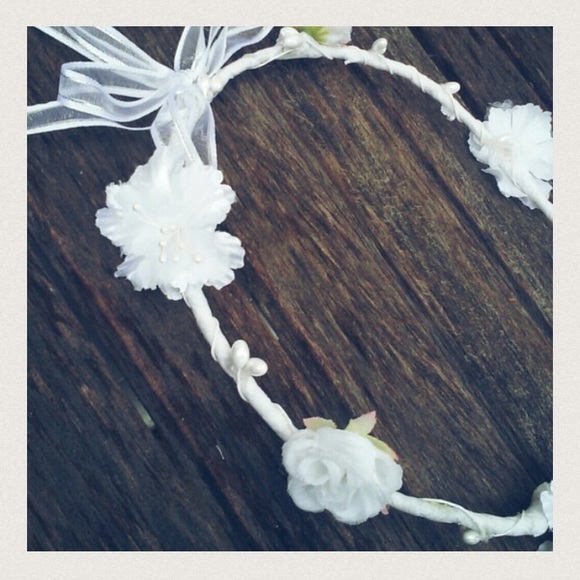 Elegant White Flower Crown