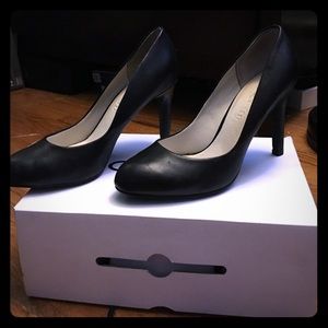 BRAND NEW, size 7 1/2 black pump