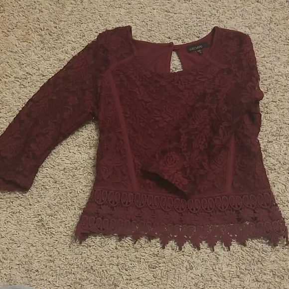 Red lacy quarter sleeve crop top