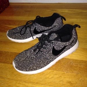 Customized Nike speckled Oreo roshes! 😍