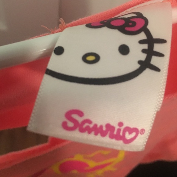 A hello kitty Graphic tee - Picture 3 of 3