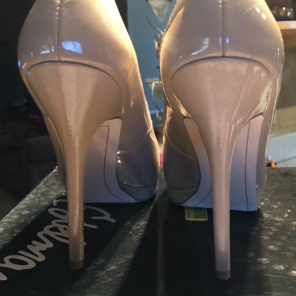 Nude patent leather pumps