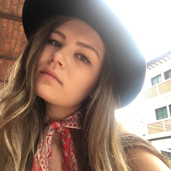 Meet your Posher, Kayla - Picture 1 of 1