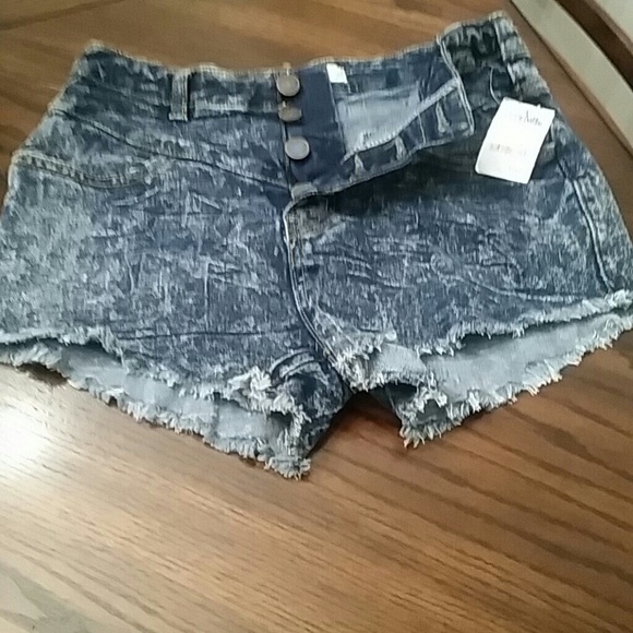 Shorts - Picture 2 of 3