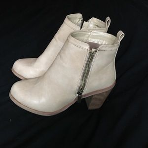 *END OF WINTER BOOTIE SALE* Cream zip up booties