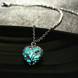 Gorgeous luminous heart shape necklace