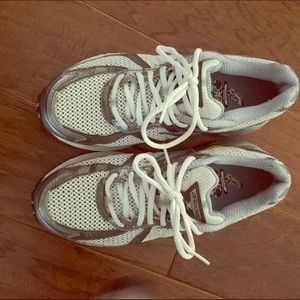 Women's Brooks shoes