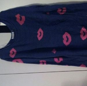 Blue sweater with Pink kisses