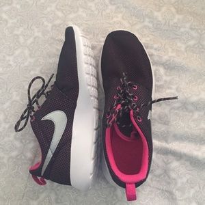 BRAND NEW nike roshes