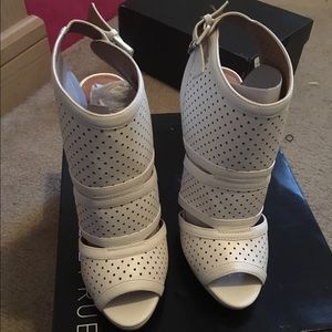 Brand new IZABELLA RUE DUMA heels!