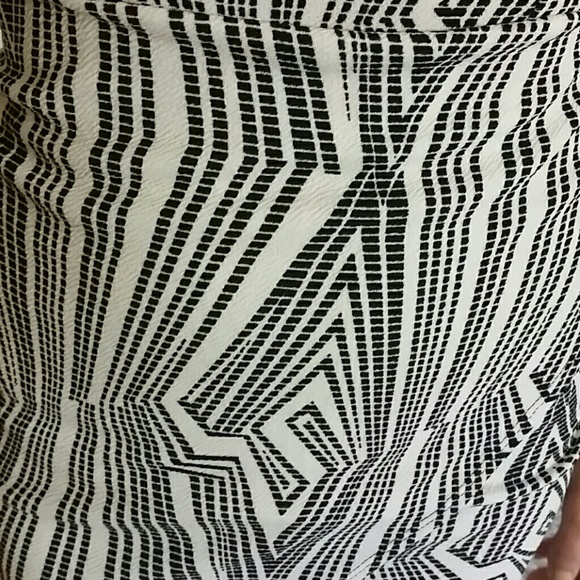 Black and White dress - Picture 4 of 4