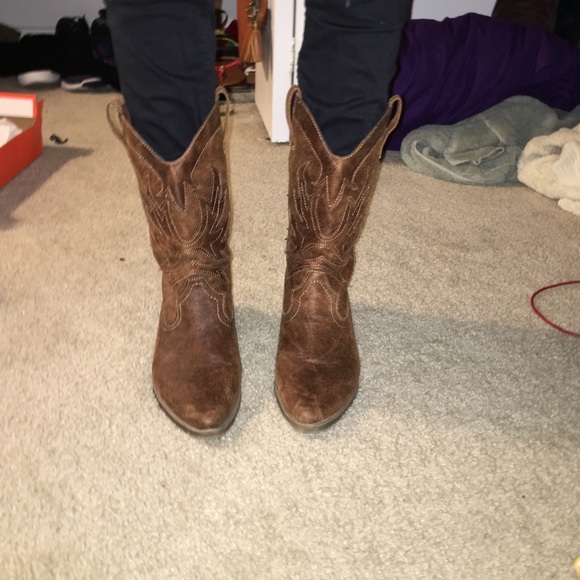 Brown western boots, hardly been worn.