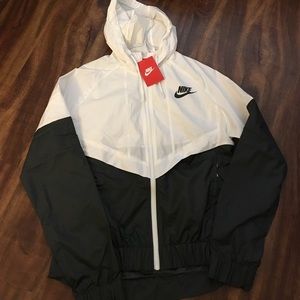 Nike Women's black/white windrunner wind breaker