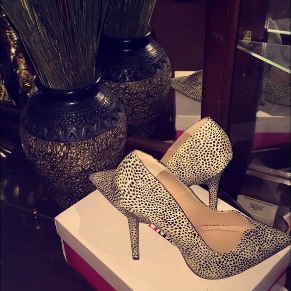 BRAND NEW JUST FAB PUMPS 😻 a must buy.