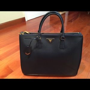 Prada handbag. Dark blue. No trade Enjoy hunting